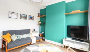 Swift Host Modern 2 bed 2 bath Parking